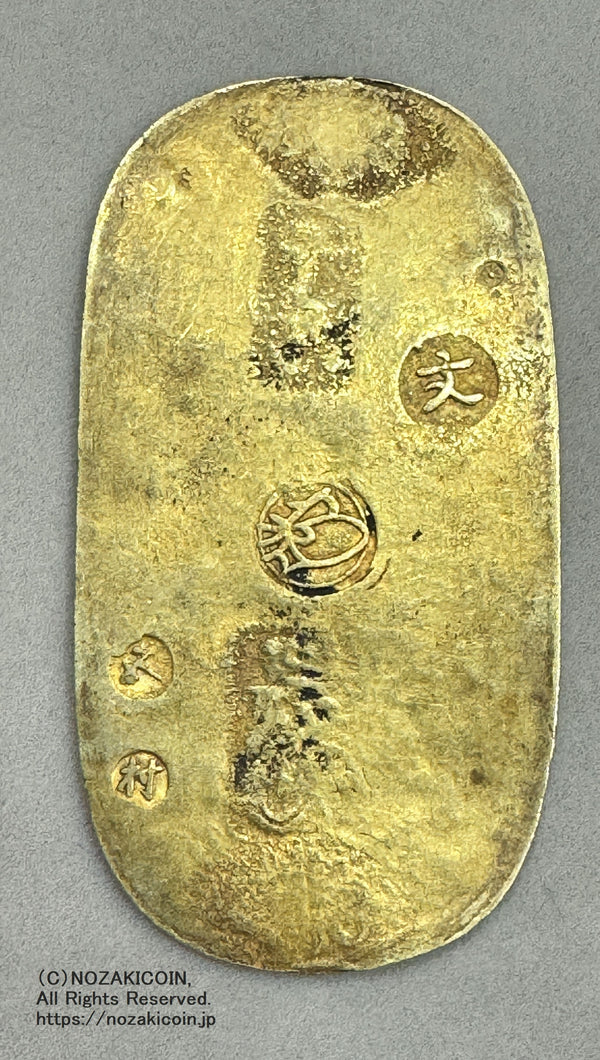 元文小判は元文元年～文政元年(1736～1818)まで鋳造されました。背に真書体の文の字の刻印があり真文小判とも呼ばれています。品位は金653 / 銀347 鑑定書・桐箱付き。