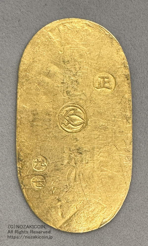安政小判は安政6年（1859）に鋳造されました。品位は金570 / 銀430 量目8.97g。裏の極印が正の字なので、正字小判ともいいます。鑑定書・桐箱付き。