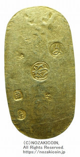 文政小判は文政2年～文政11年（1819～1828）に鋳造されました。品位は金559 / 銀441 13.1g。裏の極印が草書体の文の字なので、草文小判ともいいます。鑑定書(令和8年3月17日)・桐箱付き。