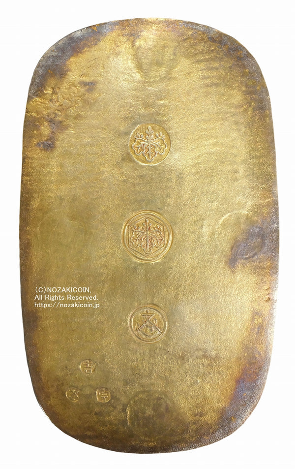 万延大判（万延大判金）は万延元年（1860）〜文久2年（1862）に鋳造されました。
品位は金344 / 銀639 / 雑17 量目は112.40gです。
万延大判には、たがね打ちとのし目打ちの2種があり、こちらはたがね打ちです。
それまでの大判より軽量となり三十匁。
鑑定書・桐箱付き。