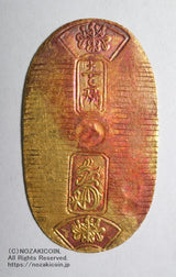 万延小判は万延元年～慶応3年(1860～1867)まで鋳造されました。品位は金574 / 銀426 量目3.3g です。小型で雛小判とも呼ばれます。鑑定書・桐箱付き。