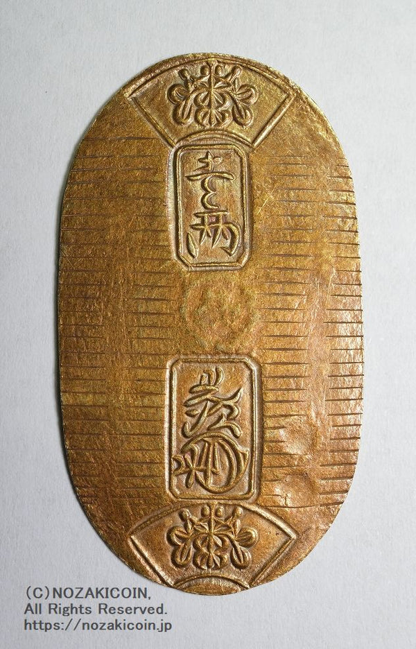 万延小判は万延元年～慶応3年(1860～1867)まで鋳造されました。品位は金574 / 銀426 量目3.3g です。小型で雛小判とも呼ばれます。鑑定書・桐箱付き。