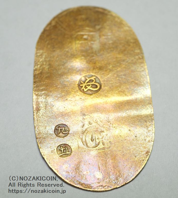 万延小判は万延元年～慶応3年(1860～1867)まで鋳造されました。品位は金574 / 銀426 量目3.3g です。小型で雛小判とも呼ばれます。鑑定書・桐箱付き。