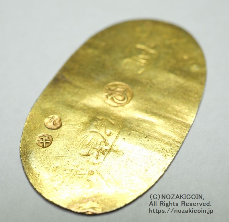 万延小判は万延元年～慶応3年(1860～1867)まで鋳造されました。品位は金574 / 銀426 量目3.3g です。小型で雛小判とも呼ばれます。鑑定書・桐箱付き。