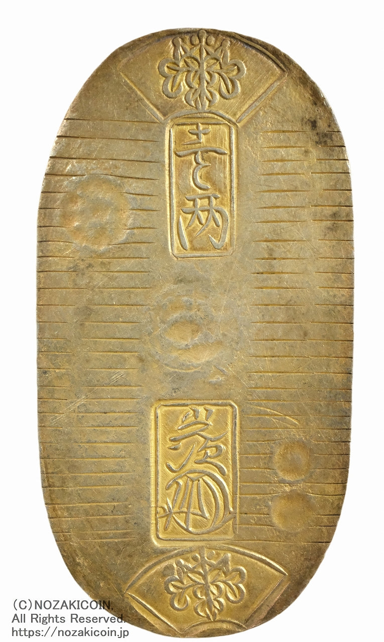 天保8年〜安政5年&nbsp;（1837～1858）に鋳造されました。金56.8%　銀43.2%　量目11.2g。裏の極印が保の字なので、保字小判ともいいます。鑑定書（平成19年5月26日）・桐箱付き。