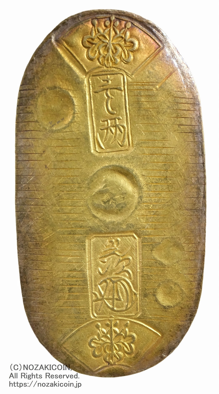 天保8年〜安政5年&nbsp;（1837～1858）に鋳造されました。金56.8%　銀43.2%　量目11.2g。裏の極印が保の字なので、保字小判ともいいます。鑑定書（令和7年6月24日）・桐箱付き。