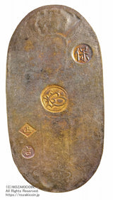 天保8年〜安政5年&nbsp;（1837～1858）に鋳造されました。金56.8%　銀43.2%　量目11.2g。裏の極印が保の字なので、保字小判ともいいます。鑑定書（令和7年6月24日）・桐箱付き。