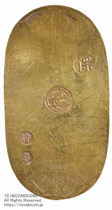 天保8年〜安政5年&nbsp;（1837～1858）に鋳造されました。金56.8%　銀43.2%　量目11.2g。裏の極印が保の字なので、保字小判ともいいます。鑑定書（令和7年6月24日）・桐箱付き。