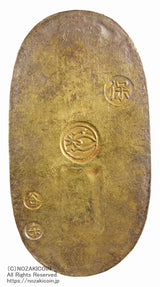 天保8年〜安政5年&nbsp;（1837～1858）に鋳造されました。金56.8%　銀43.2%　量目11.2g。裏の極印が保の字なので、保字小判ともいいます。鑑定書（令和7年6月24日）・桐箱付き。