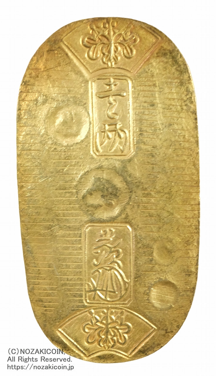 天保8年〜安政5年&nbsp;（1837～1858）に鋳造されました。金56.8%　銀43.2%　量目11.3g。裏の極印が保の字なので、保字小判ともいいます。鑑定書（令和7年7月1日）・桐箱付き。