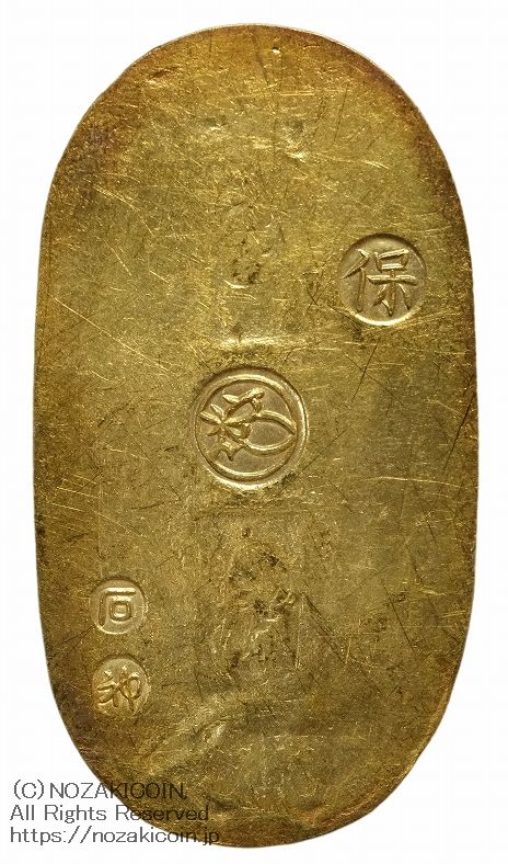 天保8年〜安政5年&nbsp;（1837～1858）に鋳造されました。金56.8%　銀43.2%　量目11.3g。裏の極印が保の字なので、保字小判ともいいます。鑑定書（令和7年7月22日）・桐箱付き。