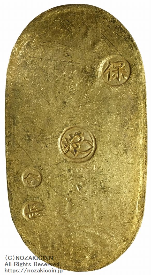 天保8年〜安政5年&nbsp;（1837～1858）に鋳造されました。金56.8%　銀43.2%　量目11.3g。裏の極印が保の字なので、保字小判ともいいます。鑑定書（令和7年7月22日）・桐箱付き。