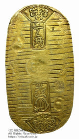 文政小判は文政2年～文政11年（1819～1828）に鋳造されました。品位は金559 / 銀441 13.1g。裏の極印が草書体の文の字なので、草文小判ともいいます。鑑定書(令和7年11月18日)・桐箱付き。棟梁印二重打ち。