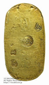 文政小判は文政2年～文政11年（1819～1828）に鋳造されました。品位は金559 / 銀441 13.1g。裏の極印が草書体の文の字なので、草文小判ともいいます。鑑定書(令和7年11月18日)・桐箱付き。棟梁印二重打ち。