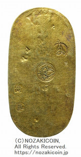 文政小判は文政2年～文政11年（1819～1828）に鋳造されました。品位は金559 / 銀441 13.1g。裏の極印が草書体の文の字なので、草文小判ともいいます。鑑定書(令和7年12月16日)・桐箱付き。