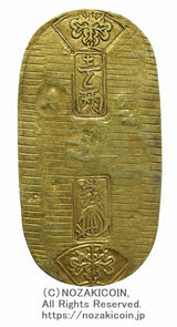 文政小判は文政2年～文政11年（1819～1828）に鋳造されました。品位は金559 / 銀441 13.1g。裏の極印が草書体の文の字なので、草文小判ともいいます。鑑定書(令和7年12月16日)・桐箱付き。