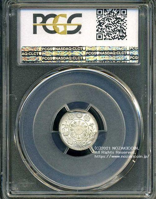 旭日大字5銭銀貨は直径16.15mm 品位 銀800 / 銅200 量目1.25gです。  旭日大字五銭銀貨 明治4年（1871） 発行枚数1,665,613枚。  PCGSスラブMS62