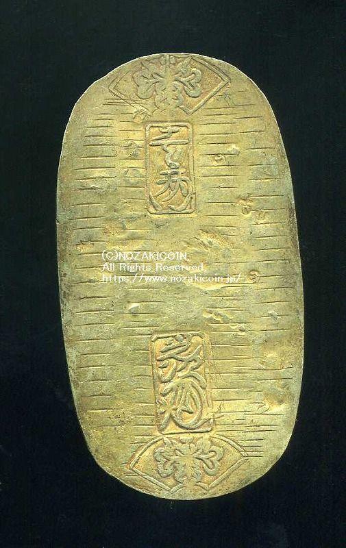 元文小判は元文元年～文政元年(1736～1818)まで鋳造されました。 背に真書体の文の字の刻印があり真文小判とも呼ばれています。 馬神は縁起の良い七福小判です。 品位は金653 / 銀347 量目13.00g です。 鑑定書・桐箱付き。