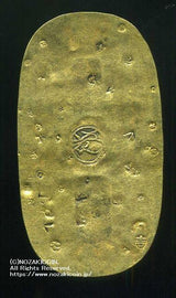 慶長小判は慶長6年～元禄8年（1601～1695）に鋳造されました。  品位は金857 / 銀143 量目17.73g。  江戸期最初の小判で、江戸座・京座・駿河座の三座で鋳造されました。  鑑定書・桐箱付き