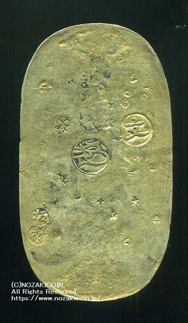 元文小判は元文元年～文政元年(1736～1818)まで鋳造されました。  背に真書体の文の字の刻印があり真文小判とも呼ばれています。  品位は金653 / 銀347 量目13.00g です。  鑑定書・桐箱付き