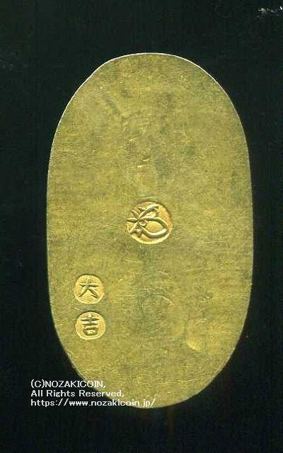 万延小判は万延元年～慶応3年(1860～1867)まで鋳造されました。  品位は金574 / 銀426 量目3.3g です。  小型なので雛小判とも呼ばれます。  こちらの商品は裏刻印が大吉です。献上大吉小判です。