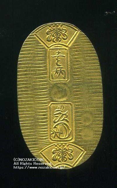 万延小判は万延元年～慶応3年(1860～1867)まで鋳造されました。  品位は金574 / 銀426 量目3.3g です。  小型なので雛小判とも呼ばれます。  こちらの商品は裏刻印が大吉です。献上大吉小判です。