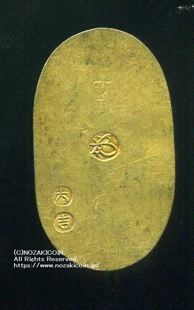 万延小判は万延元年～慶応3年(1860～1867)まで鋳造されました。 品位は金574 / 銀426 量目3.3g です。  小型なので雛小判とも呼ばれます。  こちらの商品は裏刻印が大吉です。献上大吉小判です。