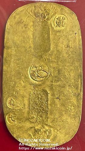 宝永小判は宝永7年～正徳4年（1710～1714）に鋳造されました。  品位は金834 / 銀166 量目9.34g。  裏の極印が乾の字なので、乾字小判ともいいます。  PCGSスラブAU58Pinnacle Collection