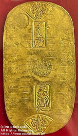 宝永小判は宝永7年～正徳4年（1710～1714）に鋳造されました。  品位は金834 / 銀166 量目9.34g。  裏の極印が乾の字なので、乾字小判ともいいます。  PCGSスラブAU58Pinnacle Collection