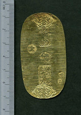元文小判は元文元年～文政元年(1736～1818)まで鋳造されました。 背に真書体の文の字の刻印があり真文小判とも呼ばれています。 小吉刻印は縁起の良い七福小判です。 品位は金653 / 銀347 量目13.00g です。 鑑定書・桐箱付き
