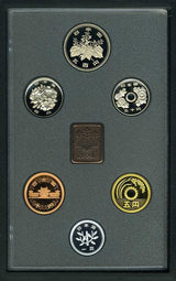 箱にダメージあり（傷・汚れ） 中のコインは未使用状態を保っています 昭和63年通常プルーフセット 販売数200,000