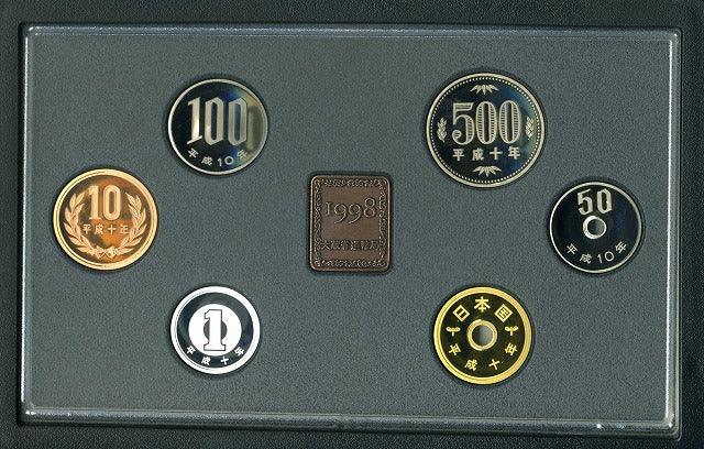 箱にダメージあり（例：傷・汚れ） 中のコインは未使用状態を保っています 平成10年通常プルーフセット 販売数170,000