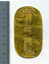 宝永小判は宝永7年～正徳4年（1710～1714）に鋳造されました。  品位は金834 / 銀166 量目9.34g。  裏の極印が乾の字なので、乾字小判ともいいます。  鑑定書・桐箱付き。