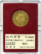 旧５円金貨（縮小） 明治６年(1873) 発行枚数 3,148,925枚 直径 21.82mm 品位 金900 / 銅100 量目8.33g 化粧箱にはダメージがあります。 オークションのビニール袋無し