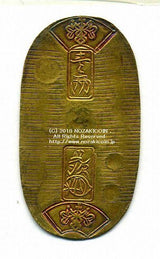 天保小判は天保8年〜安政5年 （1837～1858）に鋳造されました。  金56.8%　銀43.2%　量目11.2g。裏の極印が保の字なので、保字小判ともいいます。  鑑定書・桐箱付き。