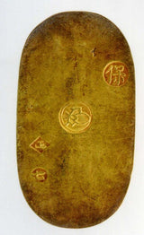 天保小判は天保8年〜安政5年 （1837～1858）に鋳造されました。 金56.8%　銀43.2%　量目11.3g。 裏の極印が保の字なので、保字小判ともいいます。 鑑定書・桐箱付き。