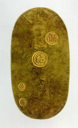天保小判は天保8年〜安政5年 （1837～1858）に鋳造されました。 金56.8%　銀43.2%　量目11.2g。 裏の極印が保の字なので、保字小判ともいいます。 久長は縁起が良い七福小判の内の一つです。 鑑定書・桐箱付き。