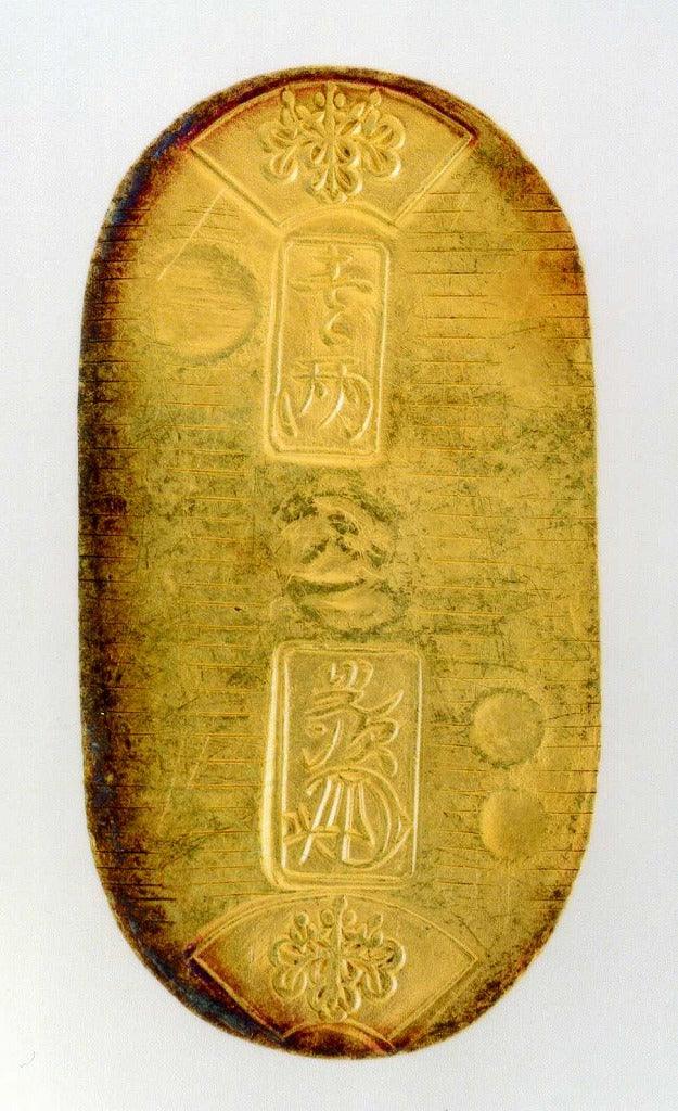 天保小判は天保8年〜安政5年 （1837～1858）に鋳造されました。 金56.8%　銀43.2%　量目11.2g。 裏の極印が保の字なので、保字小判ともいいます。 鑑定書・桐箱付き。