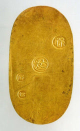 天保小判は天保8年〜安政5年 （1837～1858）に鋳造されました。 金56.8%　銀43.2%　量目11.3g。 裏の極印が保の字なので、保字小判ともいいます。 鑑定書・桐箱付き。
