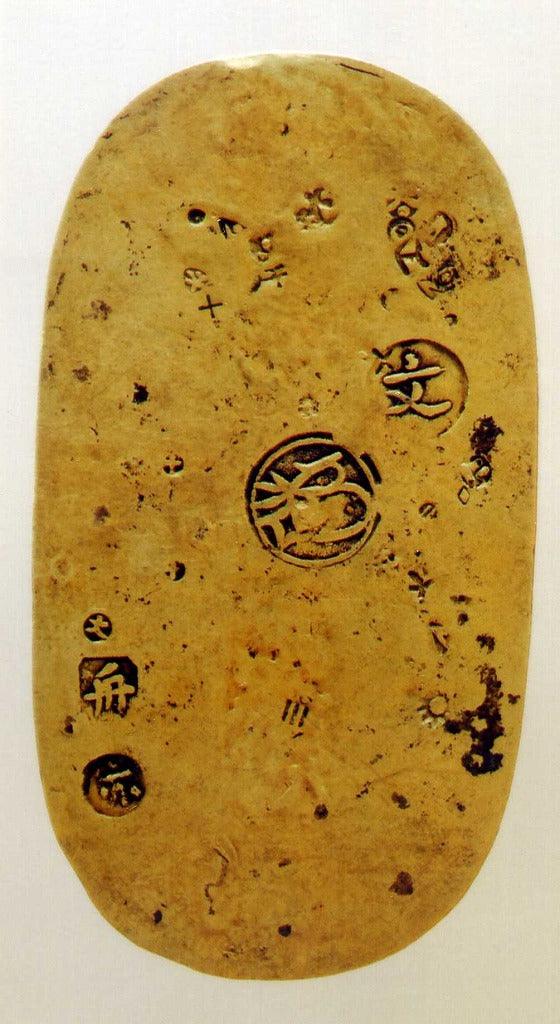 元文小判は元文元年～文政元年(1736～1818)まで鋳造されました。 背に真書体の文の字の刻印があり真文小判とも呼ばれています。 品位は金653 / 銀347 量目13.00g です。 鑑定書(H20.3/4)・桐箱付き。