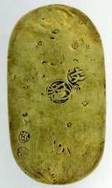 元文小判は元文元年～文政元年(1736～1818)まで鋳造されました。 背に真書体の文の字の刻印があり真文小判とも呼ばれています。 品位は金653 / 銀347 量目13.00g です。 鑑定書・桐箱付き。