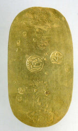 元文小判は元文元年～文政元年(1736～1818)まで鋳造されました。 背に真書体の文の字の刻印があり真文小判とも呼ばれています。 品位は金653 / 銀347 量目13.00g です。 鑑定書・桐箱付き。磨きあり