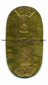 天保小判は天保8年〜安政5年 （1837～1858）に鋳造されました。 金56.8%　銀43.2%　量目11.2g。 裏の極印が保の字なので、保字小判ともいいます。 鑑定書・桐箱付き
